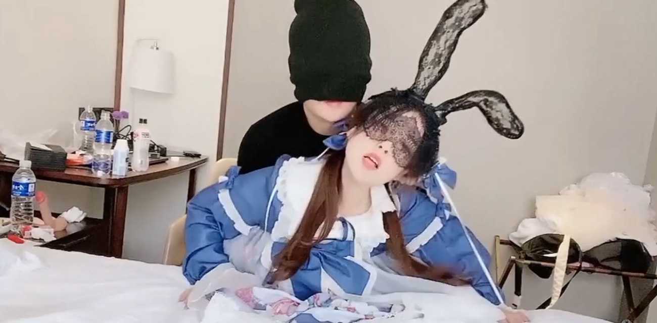 00后萝莉与猥琐大叔开房约炮 小骚货 边足交边自慰 被大叔操的两手胡乱抓揉床单 满嘴骚话不断！ - 51吃瓜网-51吃瓜网