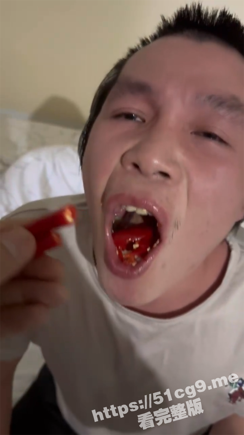 吃辣椒 辣椒水洗脸 打屁股！广东一男子被室友凌辱 自拍视频被曝光！ - 51吃瓜网-51吃瓜网