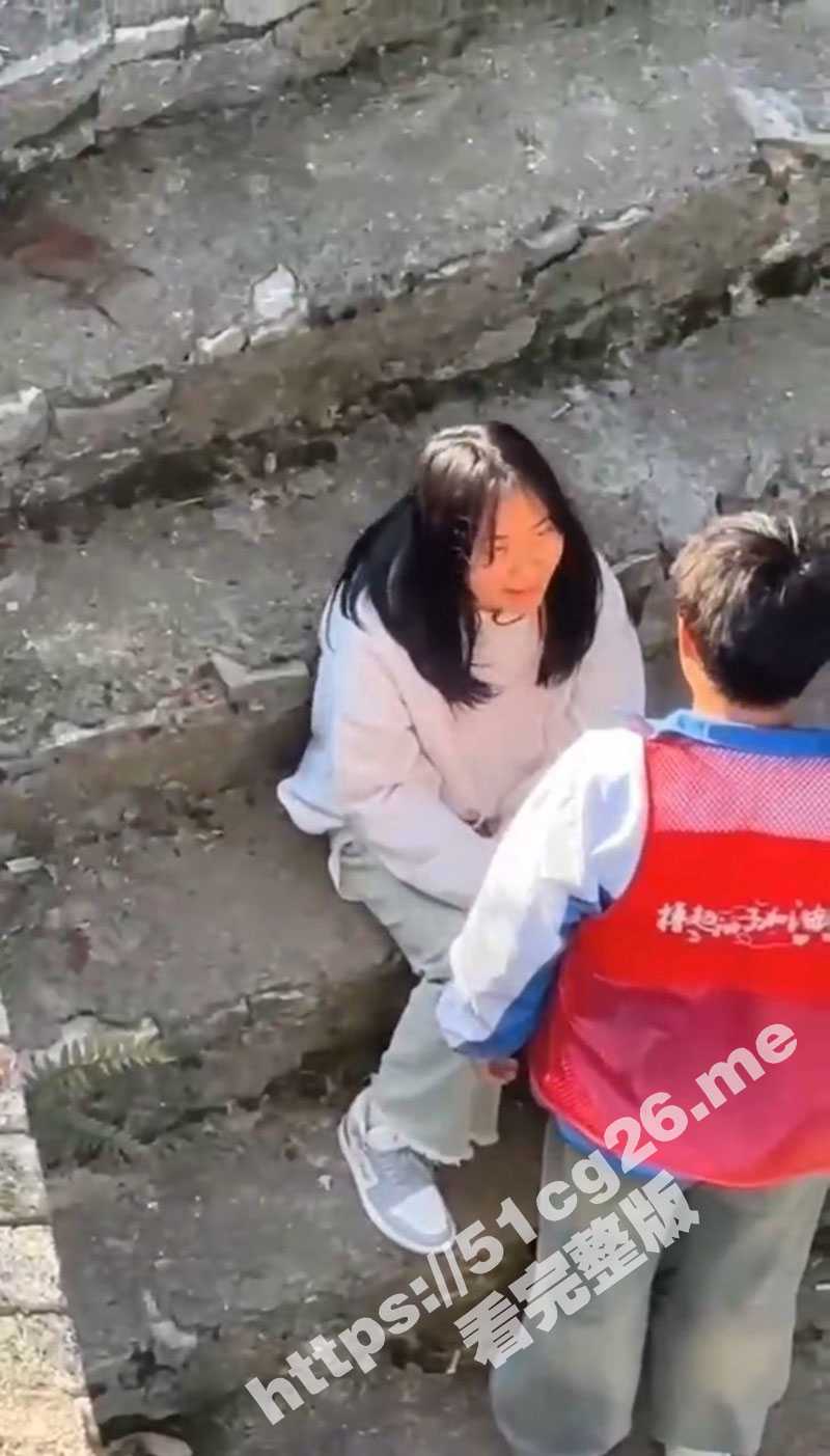 景区工作人员竟然把自己小女友带到景区里口交 直接深喉猛怼把女友干呕吐了 - 51吃瓜网-51吃瓜网