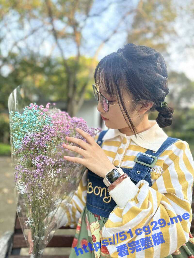 表面上清纯可爱的眼镜妹 内心其实是一只反差母狗 喜欢同时被两根大屌玩弄 私下的淫乱生活被曝光！ - 51吃瓜网-51吃瓜网