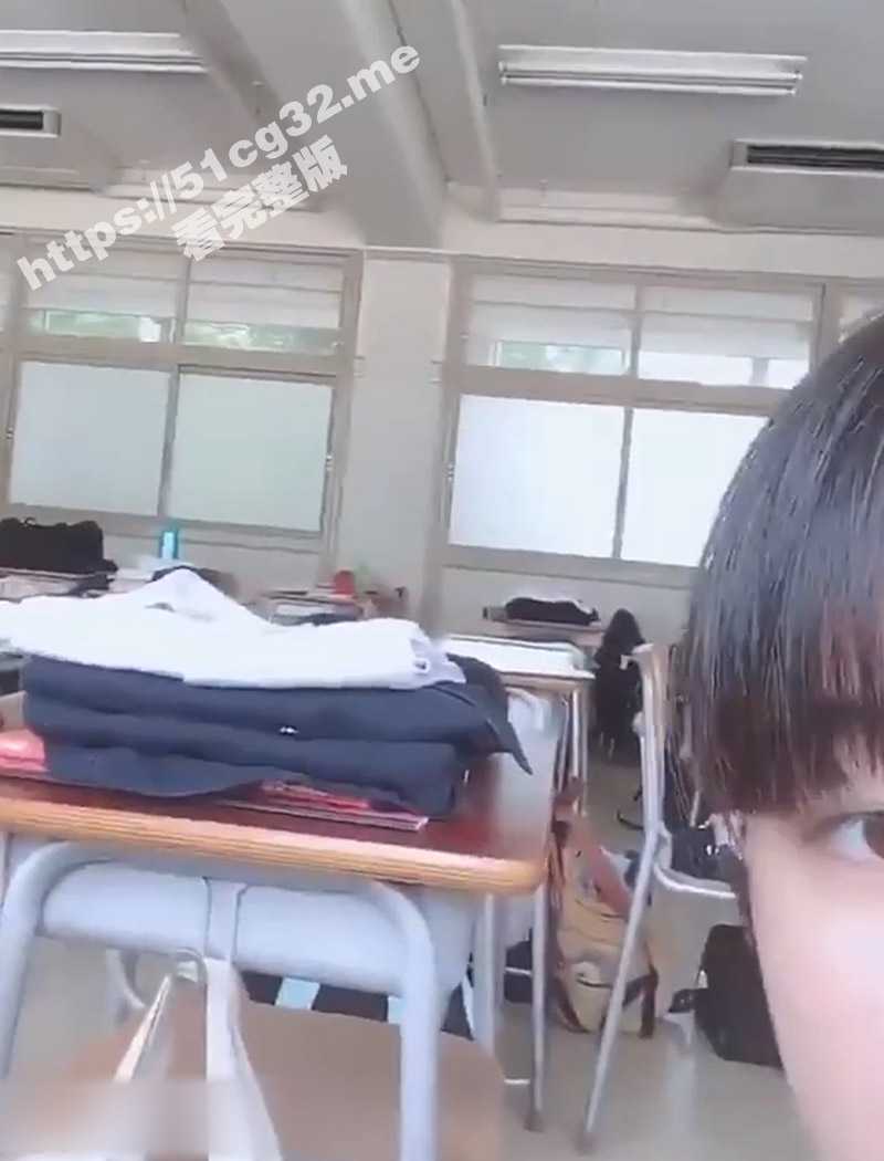 某高中女生中午放学偷偷躲在教室手指扣穴自慰 小穴很粉嫩 还是个白虎 一根阴毛都没有 - 51吃瓜网-51吃瓜网