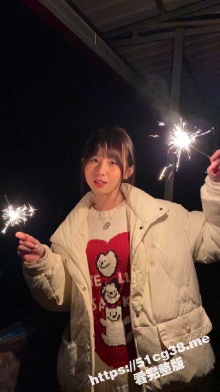 表哥灌醉刚满20岁的表妹 穿着校服醉酒后迷迷糊糊做爱 BB粉嫩毛毛都没长全 鸡巴都很难插进去！-51吃瓜网