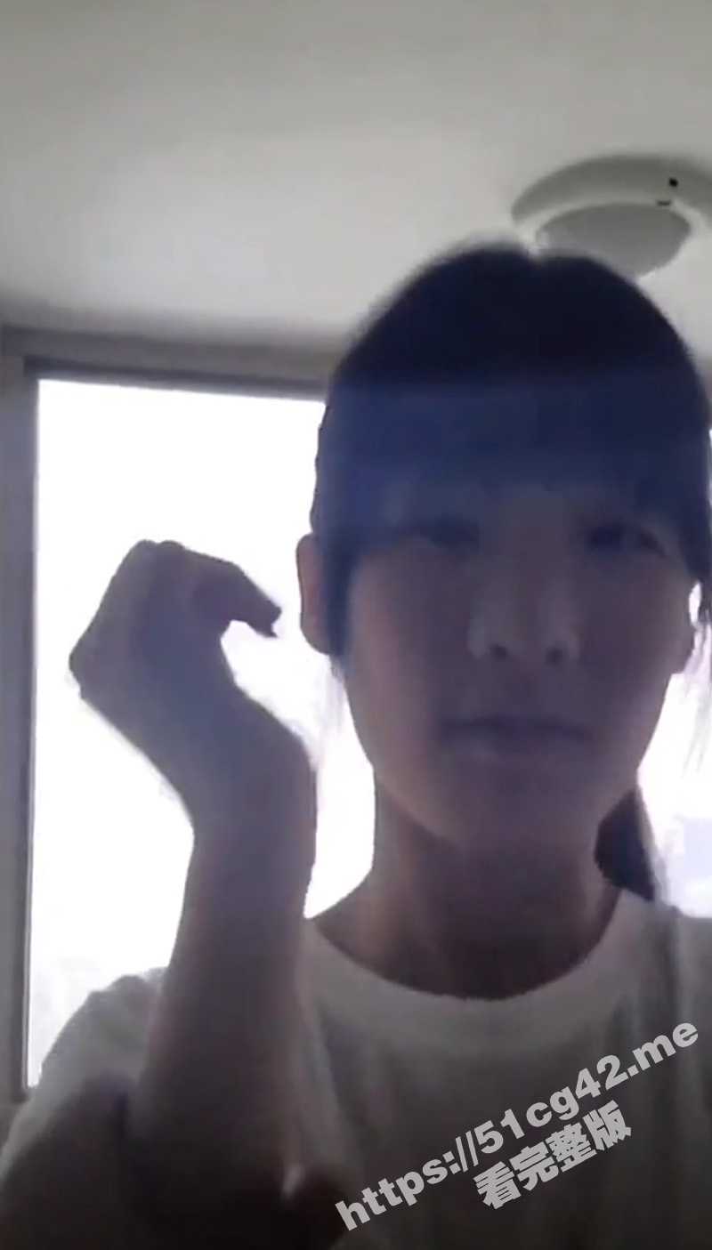 中学生小美女跟小男友在学校的楼道里偷偷口交 妹妹虽然很害羞但是很听话 卖力舔鸡巴讨好男友 - 51吃瓜网-51吃瓜网