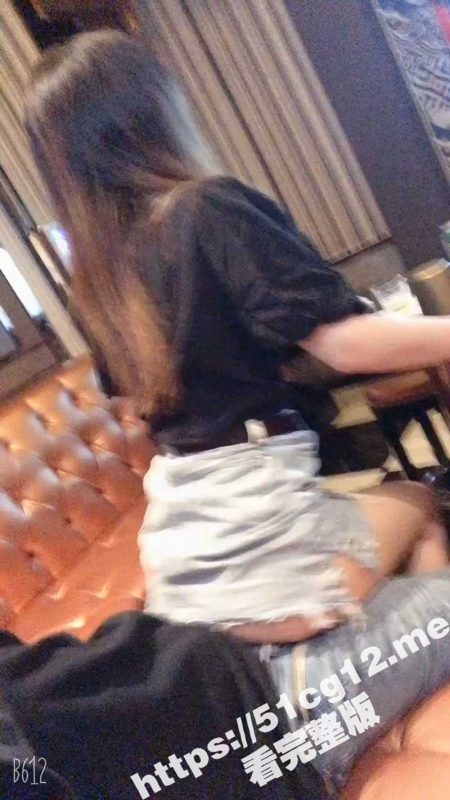 带美女同事去KTV 喝嗨了直接掀开裙子大鸡吧无套插入 妹子跟着节奏摇的挺欢乐-51吃瓜网