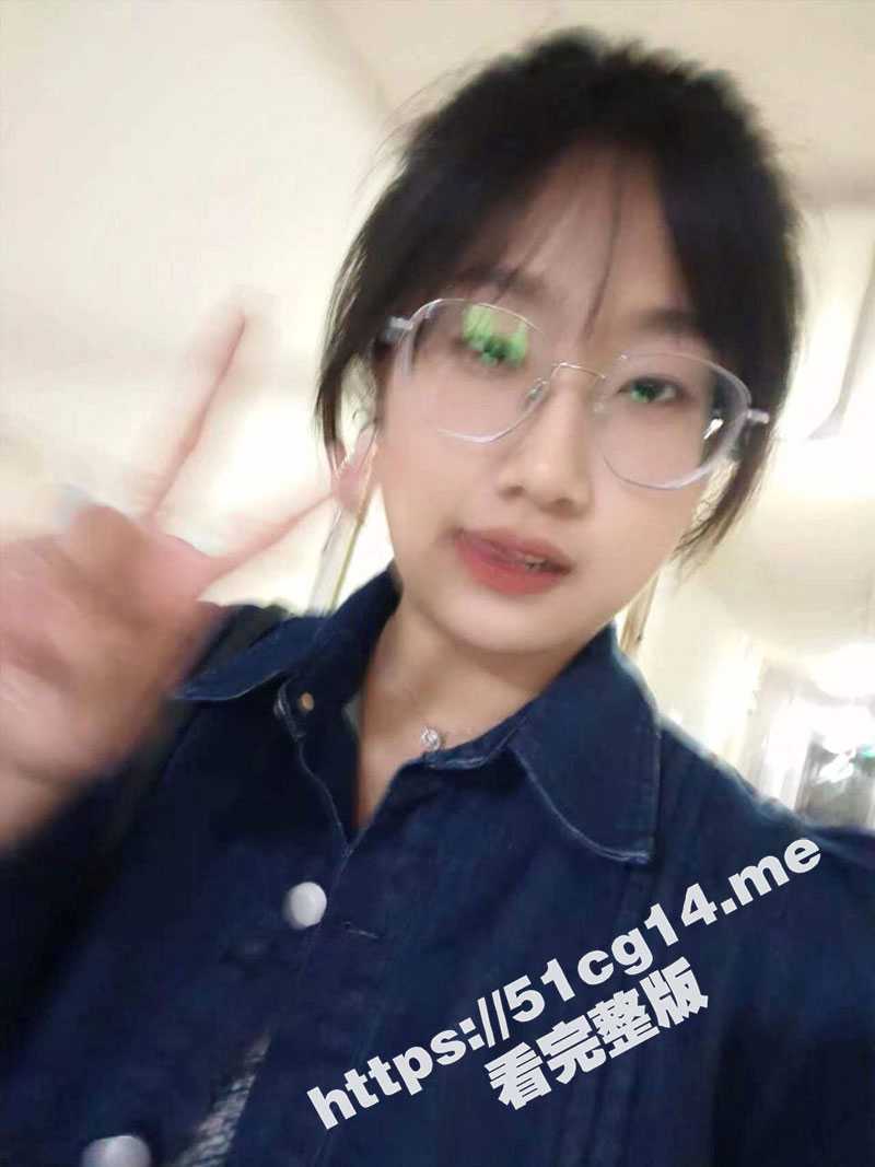河北大学 经商学院超清纯学生妹眼镜婊 楚依 邻家小妹的外表 淫荡母狗的内心 眼镜娘果然都是反差婊 - 51吃瓜网-51吃瓜网