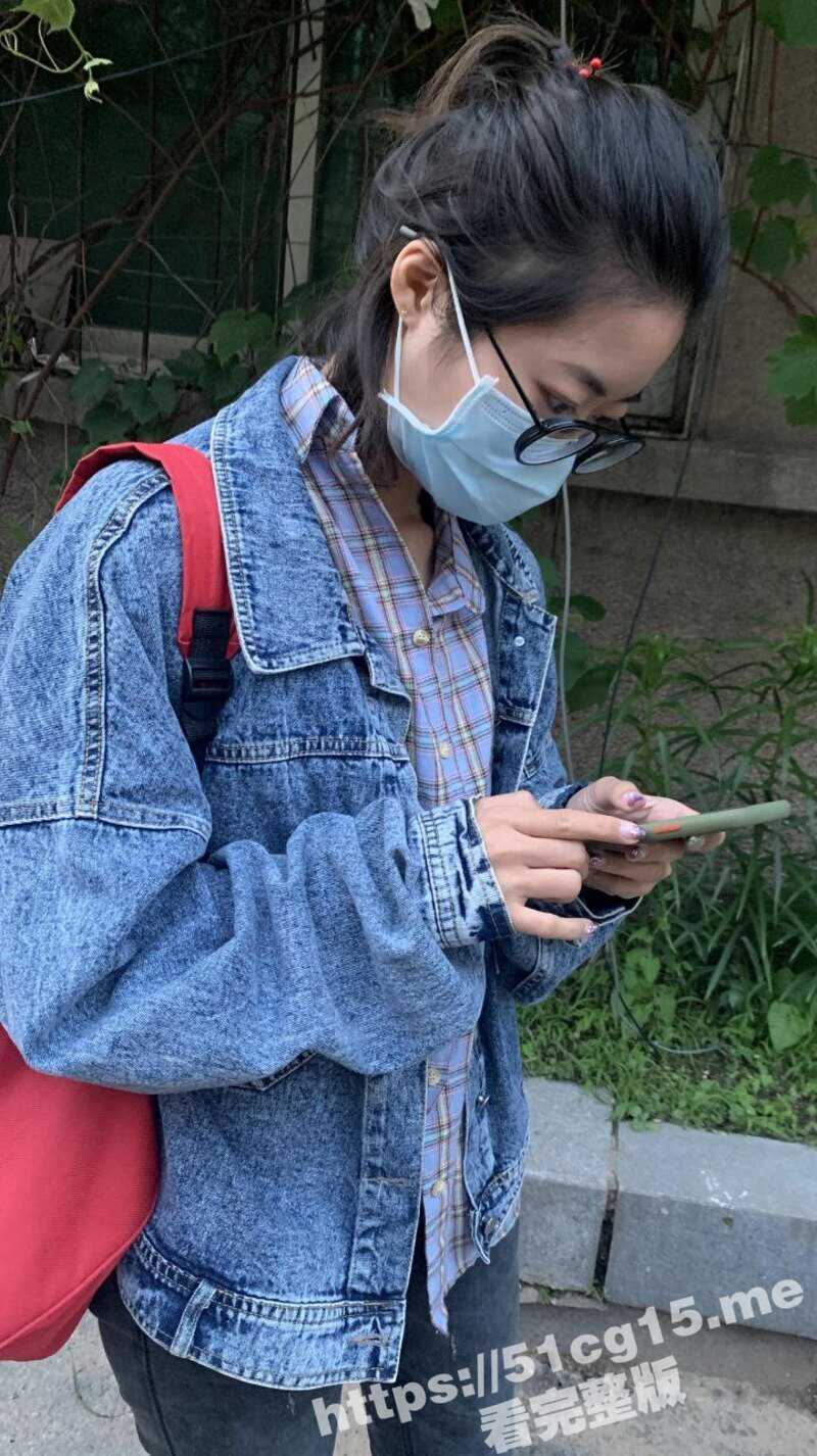果然眼镜娘是最骚的！谁能想到这么单纯的妹子 私下竟如此反差！ - 51吃瓜网-51吃瓜网