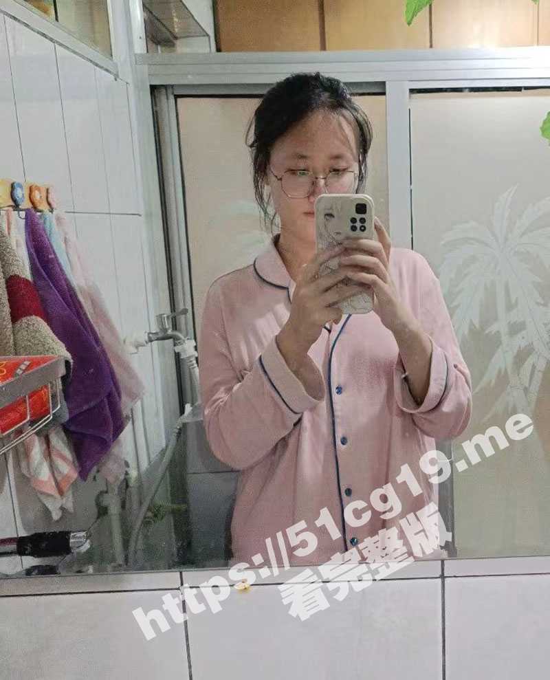 品学兼优的眼镜娘学生妹 在主人面前母狗本性显露 极品大奶妹子道具插逼 还可以舔马桶！！ - 51吃瓜网-51吃瓜网