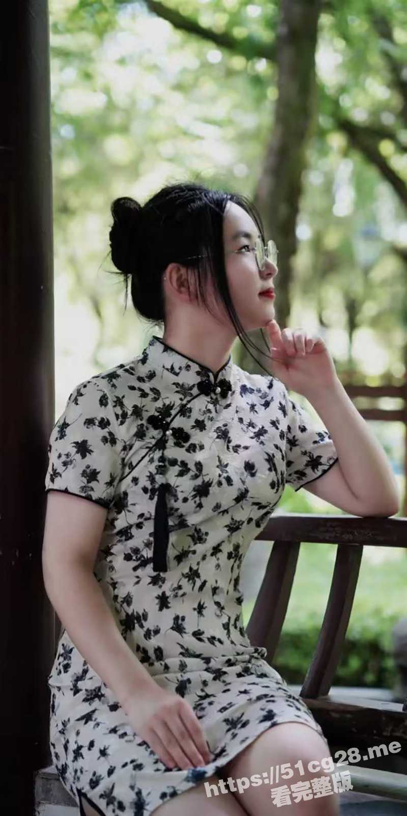 上高中的白嫩清纯学生妹 在自家穿JK制服用各种自慰棒玩弄多毛骚穴甚至用上了20厘米的黄瓜 太骚了 - 51吃瓜网-51吃瓜网