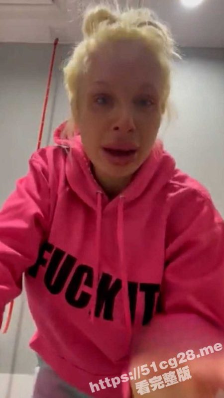 欧美 重口味视频 慎入 整容女隆胸后 填充物在胸部 直接炸了 现在只剩单只奶子了-51吃瓜网