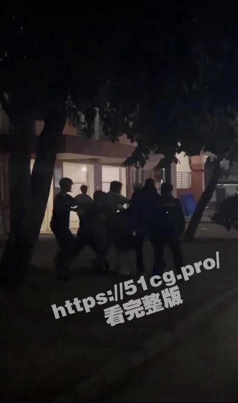 广西演艺学院群架原因大揭秘！宿舍偷拍室友做爱！要求女生陪他一晚！-51吃瓜网