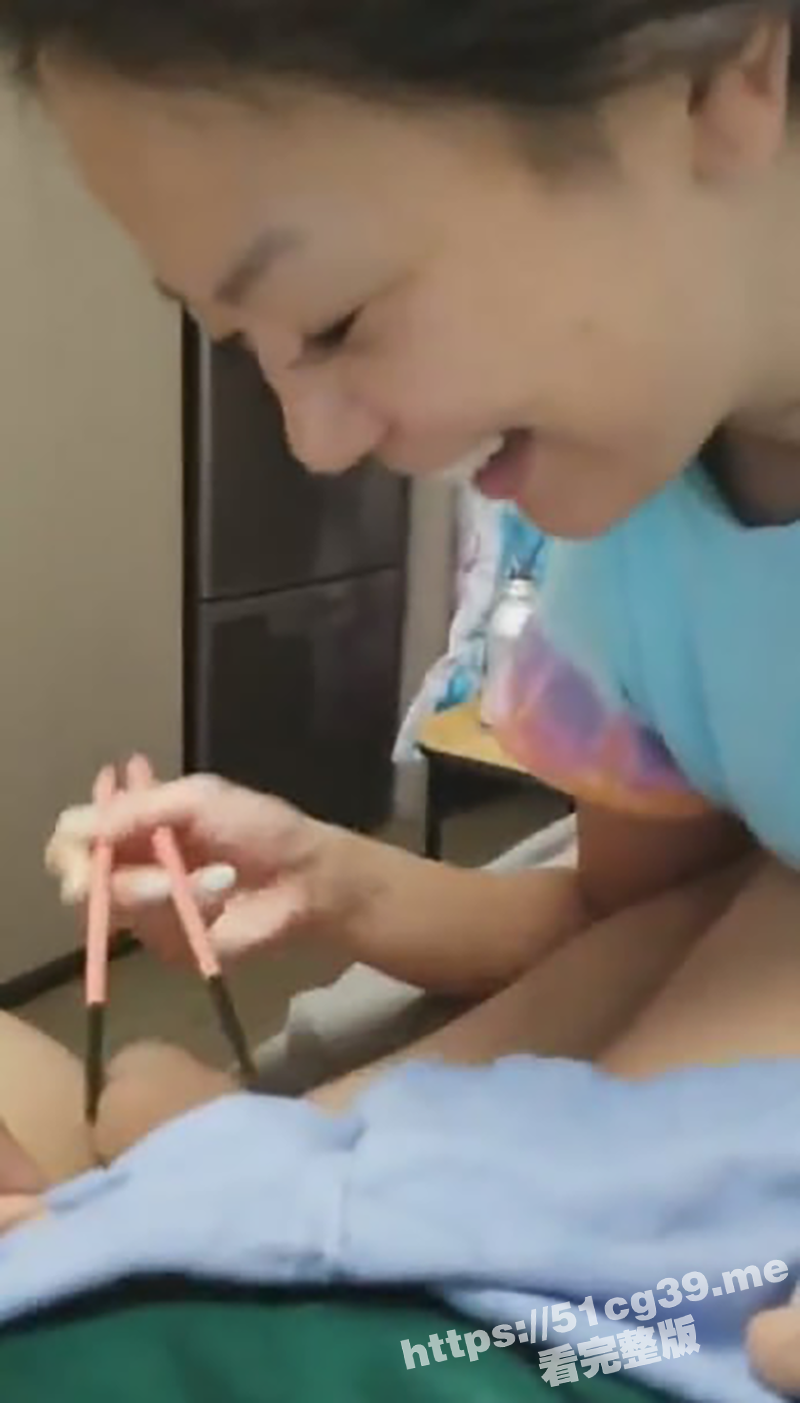 极品反差骚货母狗人妻 给来寄宿的洋人留学生用筷子口交打飞机 洋人爽的一直哦耶哦耶 - 51吃瓜网-51吃瓜网