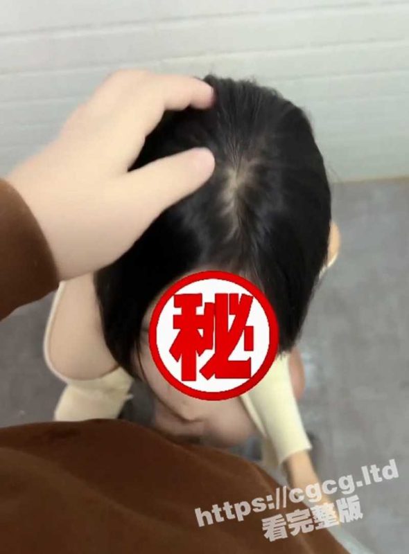 把来拜年的姐姐拉进厕所给操了 先口爆再后入 外面全是亲戚 太刺激了！-51吃瓜网