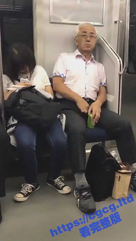 日本猥琐老头 电车上趁女孩熟睡 拔屌毛扔到人家身上太变态了 发现我录视频还挑衅的看我-51吃瓜网