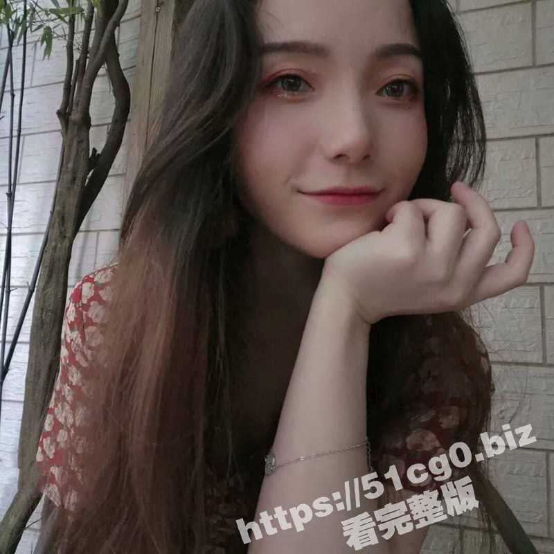 瓜友投稿高中女同学！现在乌鲁木齐做化妆品导购员 同学聚会的时候喝多了直接拿下！-51吃瓜网