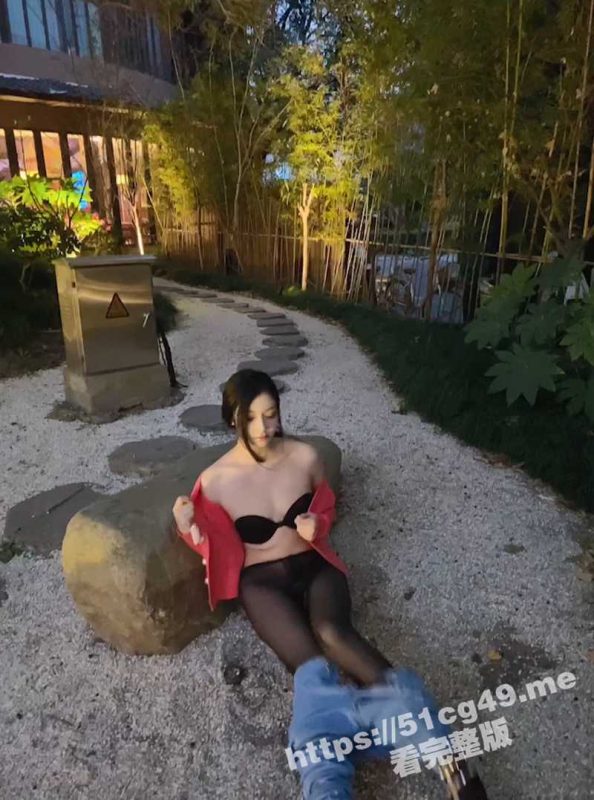 重磅福利高价购买分享 极品颜值 嫩模龙雪儿露出后被暴力撕破黑丝 三点全漏-51吃瓜网