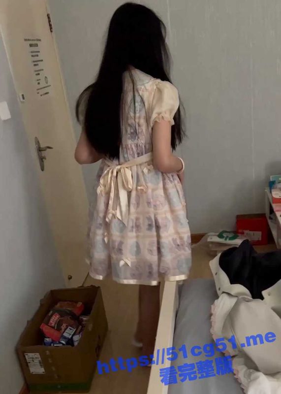 精神小伙把洛丽塔嫩妹带回自己的出租屋内 强迫录着视频让其口爆做爱！又一朵鲜花被祸害了-51吃瓜网