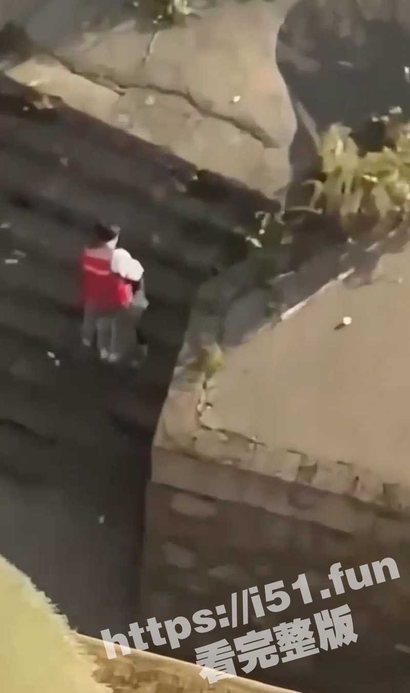 饥渴男子大白天在野外跟女友打野战 站在台阶上让女友帮忙口交 口爆吞精把女友都整吐了 - 51吃瓜网-51吃瓜网