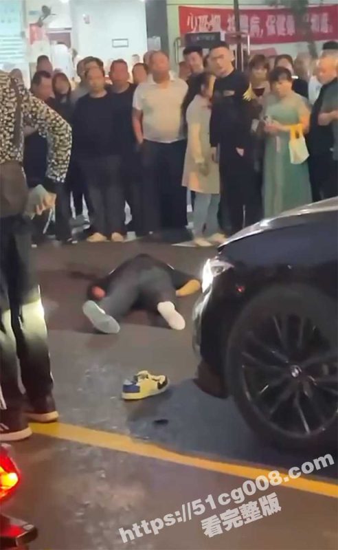 吃瓜砍人事件 路怒男子开车吐痰 吐到别人身上还下车骂人打人 被打者抄西瓜刀将其砍死-51吃瓜网