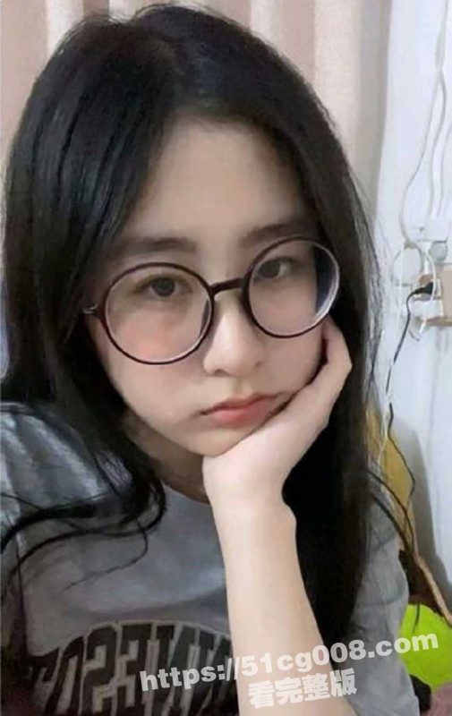 广西贵港 八塘 华南高级中学二校区  18岁高中清纯学生妹 自拍嫩逼视频被曝光-51吃瓜网