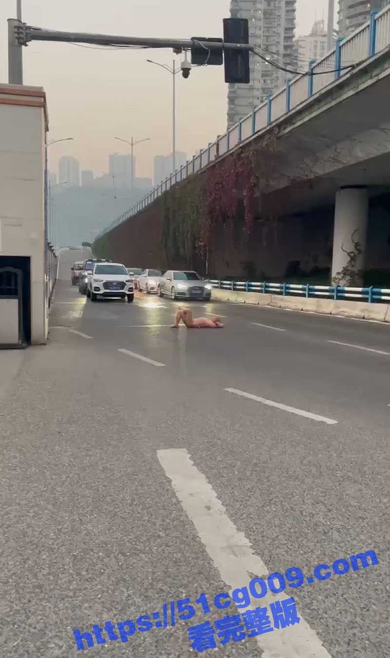 街头马路上一纹身光头男赤裸在路中间拦截过往车辆 欲有一人当关万夫莫开的气势 - 51吃瓜网-51吃瓜网