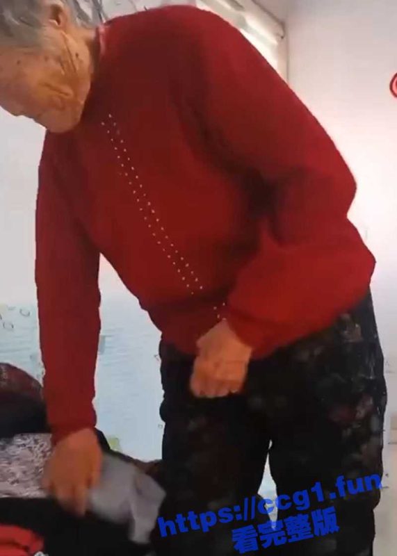 重口味之老年性爱！高龄老头掏出鸡吧怼80岁老太嘴里狂操 鸡巴毛都白了还那么会玩！-51吃瓜网