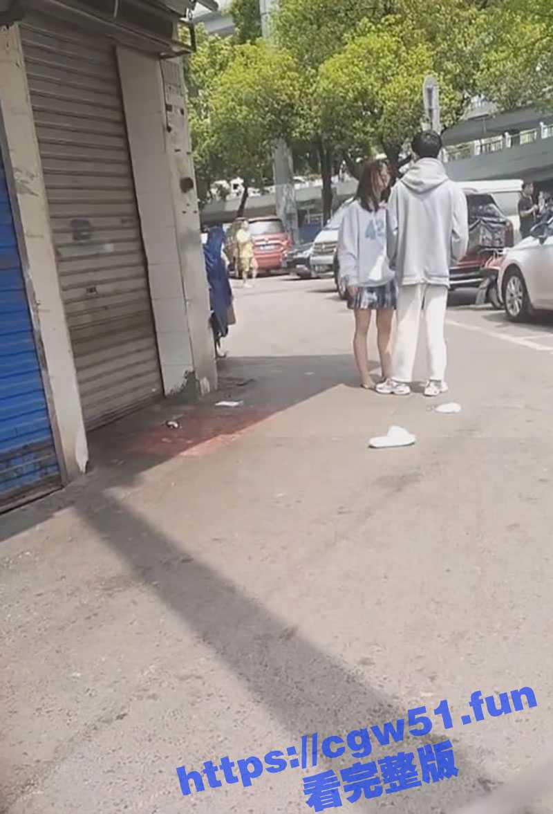 小仙女在街上与男友吵架撒泼 用头撞门 当街脱掉衣物全裸！ - 51吃瓜网-51吃瓜网