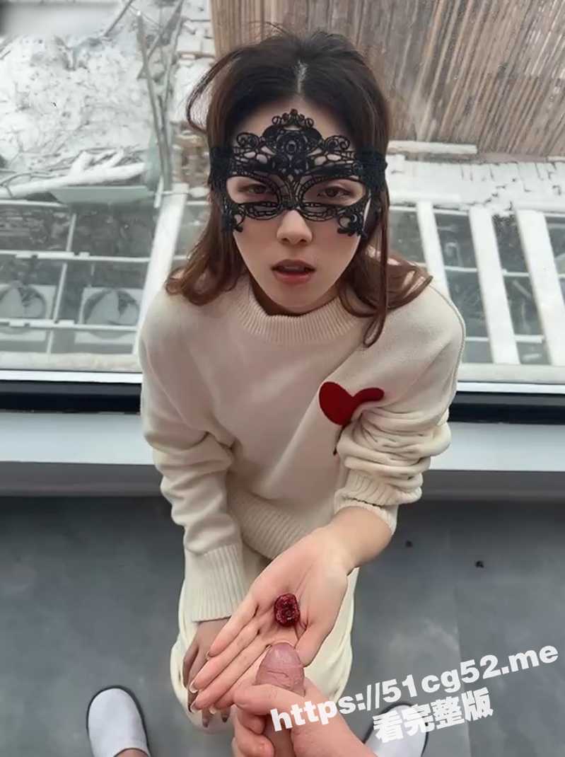 极品高颜值性瘾母狗和主人外出游玩也不忘记吃补品！超爱露出找刺激 下雪天不惧严寒脱光自慰！ - 51吃瓜网-51吃瓜网