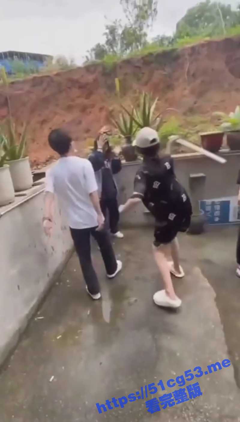 福建莆田仙游县龙华二中 一群高中生霸凌殴打女同学 被逼下跪求饶 网传施暴者已抓获 - 51吃瓜网-51吃瓜网