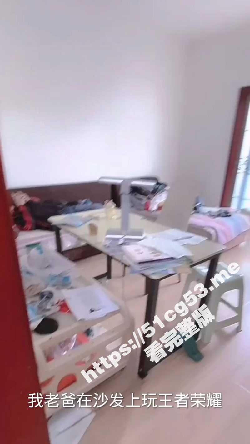 母子乱伦！爸爸在客厅玩王者入迷 我在妈妈骚穴里灌满精液 妈妈被操的兴奋了也不敢叫的大声 太刺激了！ - 51吃瓜网-51吃瓜网