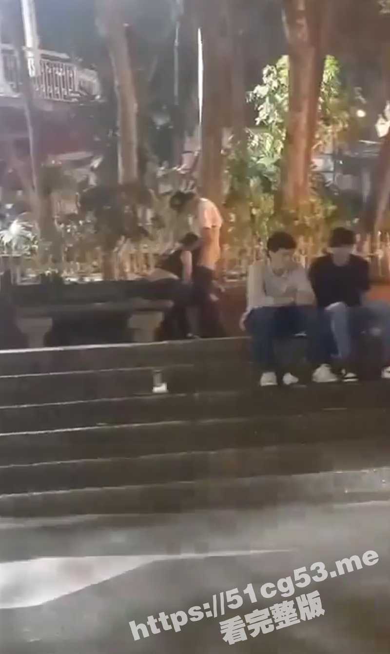 哥伦比亚的安蒂奥基亚省 科帕卡巴纳公园内一对夫妻在人群中疯狂口交深喉 随后就被警察制止逮捕 - 51吃瓜网-51吃瓜网