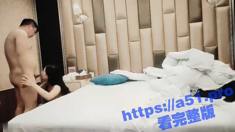 蹭着午休与领导出来开房偷情 到了直接开啪 可惜胖领导没几分钟就射了！妹子还很配合！-51吃瓜网