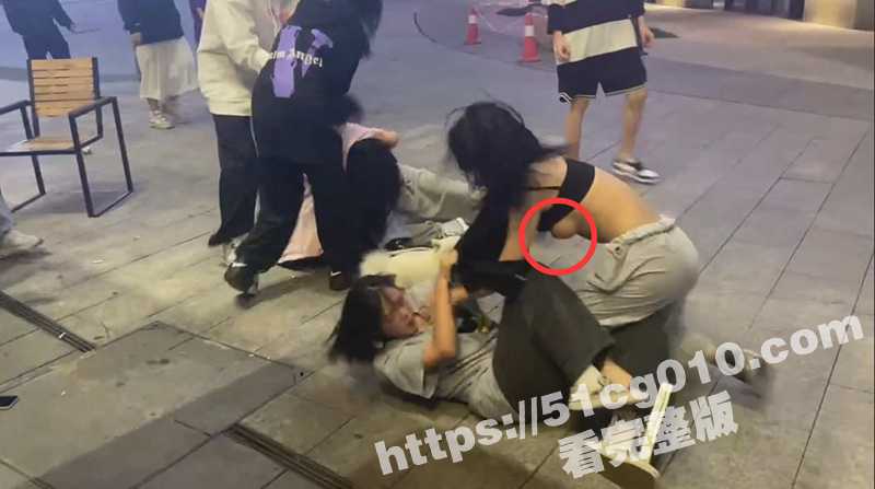 街斗女人撕逼大战 奶子都打出来了 小狗趁乱也上去咬了几口 这波MVP是狗子的！ - 51吃瓜网-51吃瓜网
