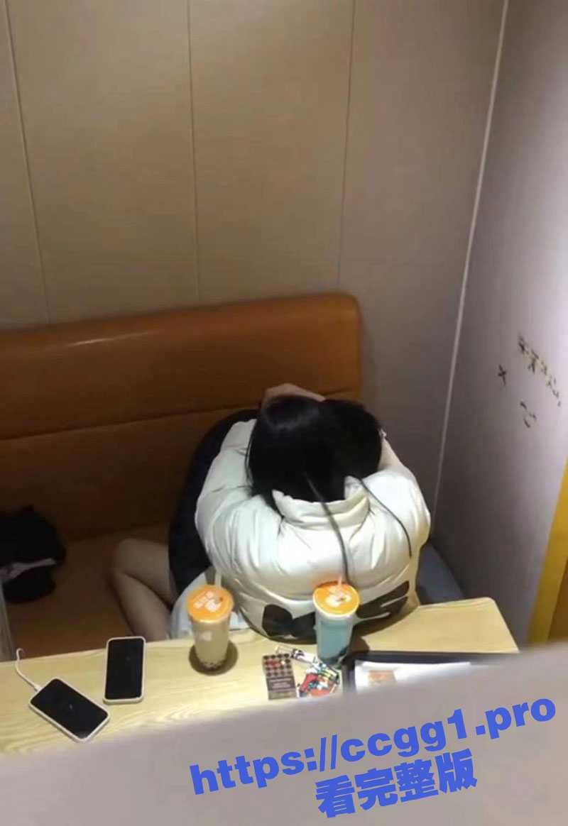 冒死偷拍！极品年轻小情侣性瘾犯了直接在饭店包厢里开始操逼！谁的青春不疯狂！ - 51吃瓜网-51吃瓜网