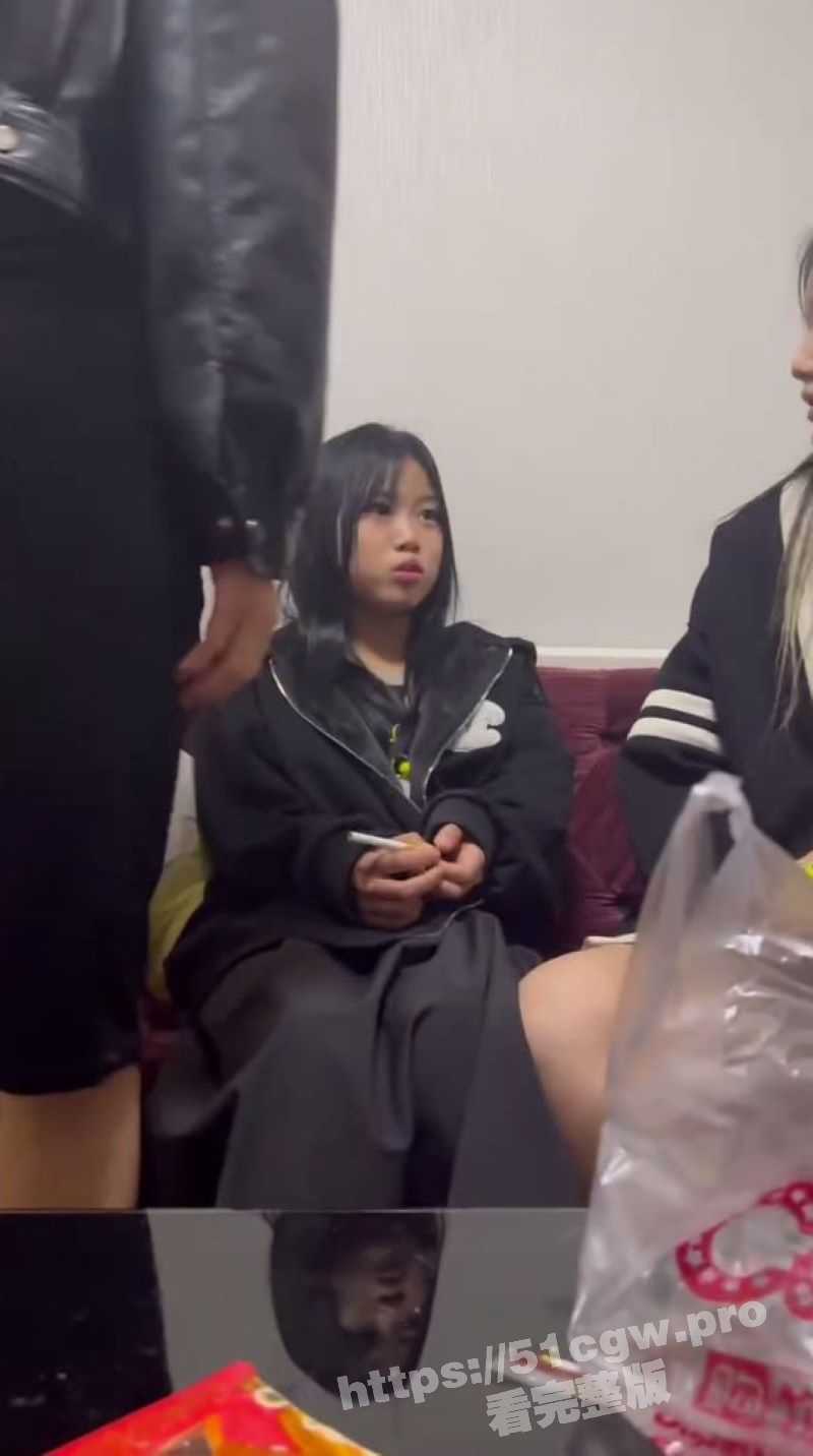 陕西发生恶性霸凌事件 一群精神小妹围殴一名女生 拳打脚踢下手极狠！ - 51吃瓜网-51吃瓜网