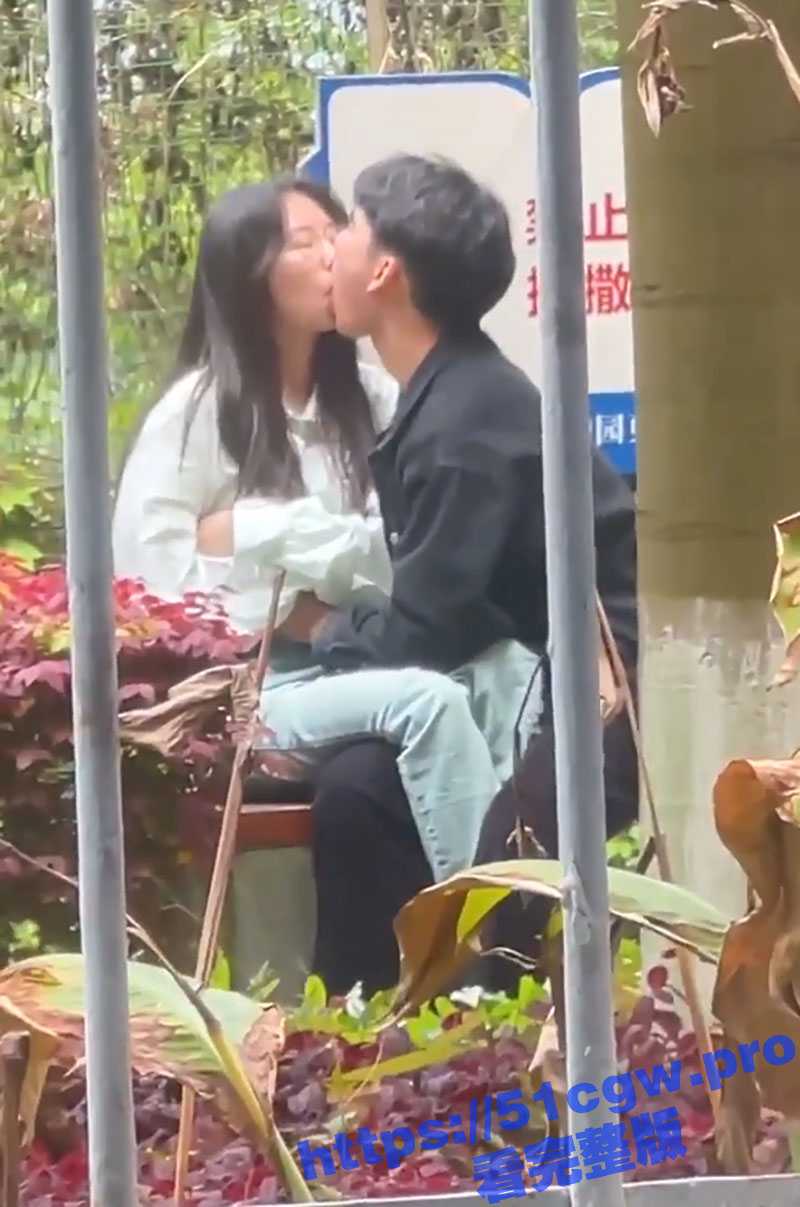 现在的情侣摸奶都不看场合了嘛？实拍情侣户外和地铁摸奶 现在的女孩子真开放啊 - 51吃瓜网-51吃瓜网