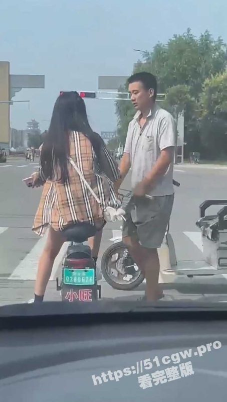 变态男当街拦路小姐姐索要袜子 第二个小姐姐不给还不让走 闻一闻真是提神醒脑啊！-51吃瓜网