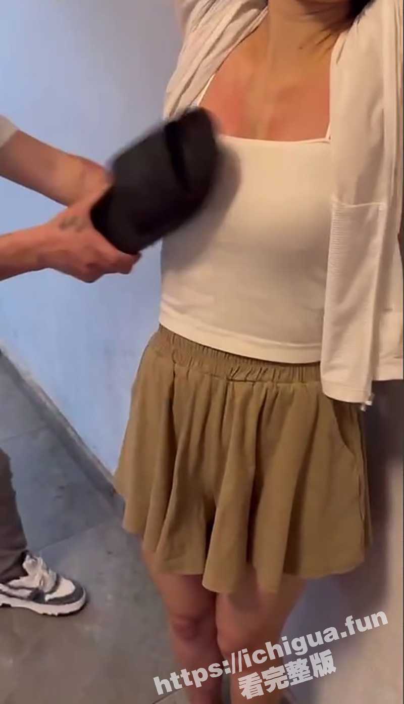 这些人也太狠了 拿着脱鞋疯狂扇女孩的奶子 妹子都被打哭了也不停手！ - 51吃瓜网-51吃瓜网