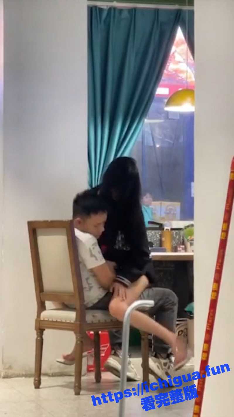 请你不要到处扣扣！广西年轻情侣在饭店大堂公然开抠 完全不分地点不分场合！ - 51吃瓜网-51吃瓜网