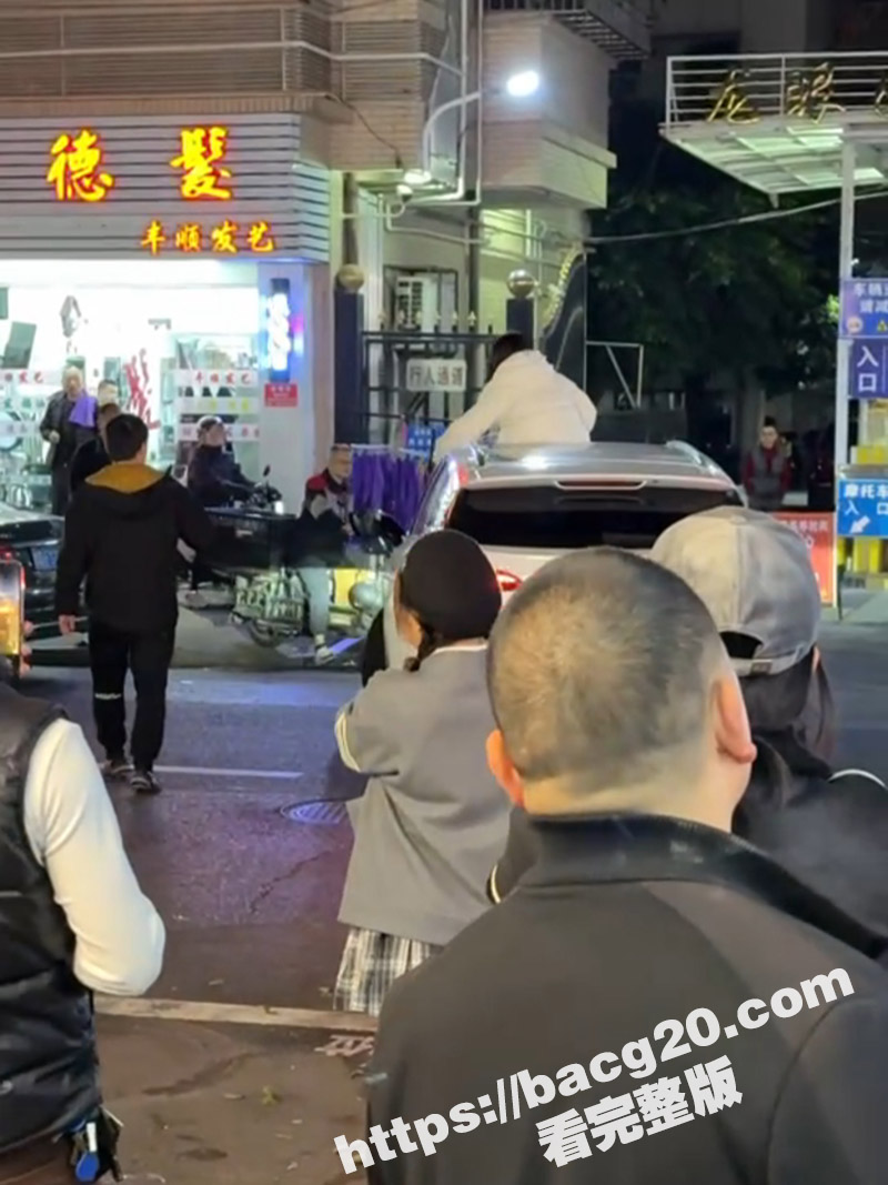 汕头龙眼南路街头大战 二婚女怒骂出轨男 窜上车顶疯狂砸车 这泼妇劲难怪是二婚呢 - 51吃瓜网-51吃瓜网