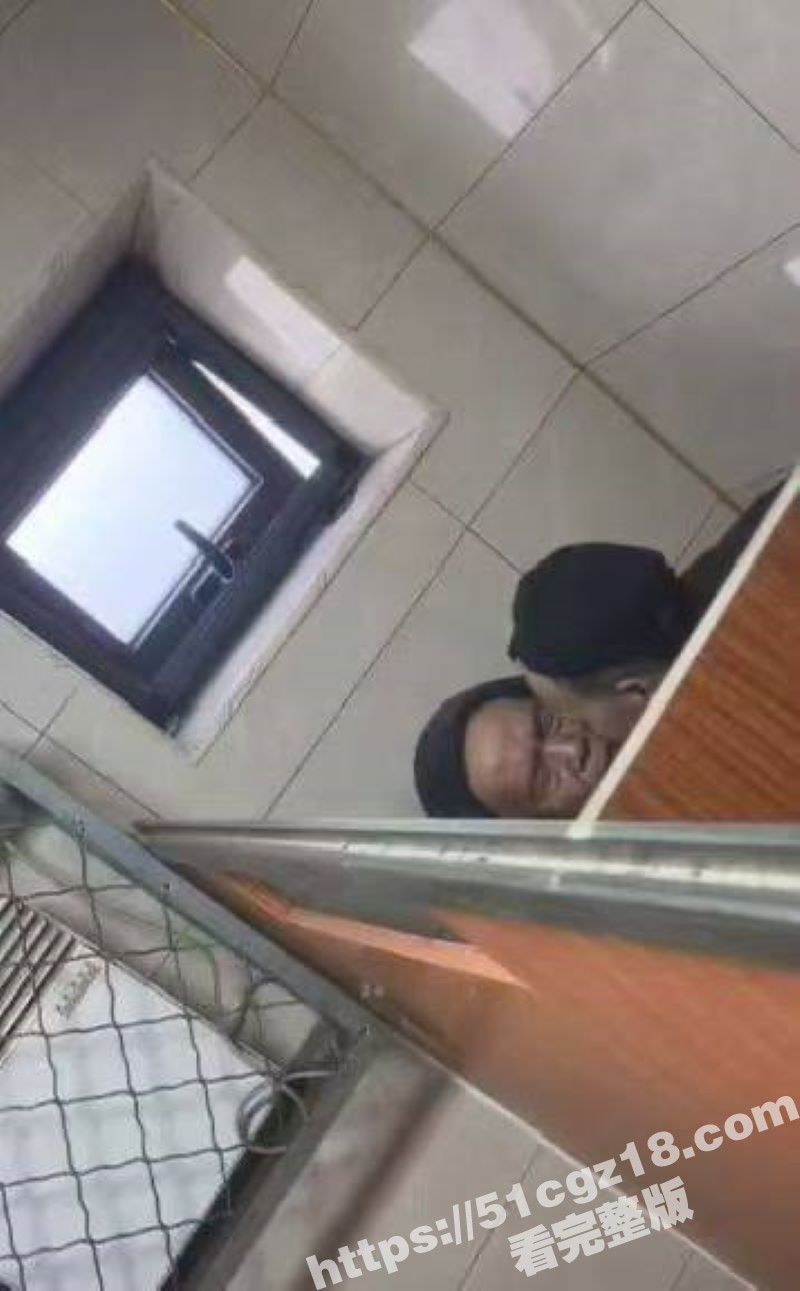 成都公共厕所惊现老年基佬激情互啃 场面极其夸张 也只有空巢老人内心才这么空虚吧！ - 51吃瓜网-51吃瓜网