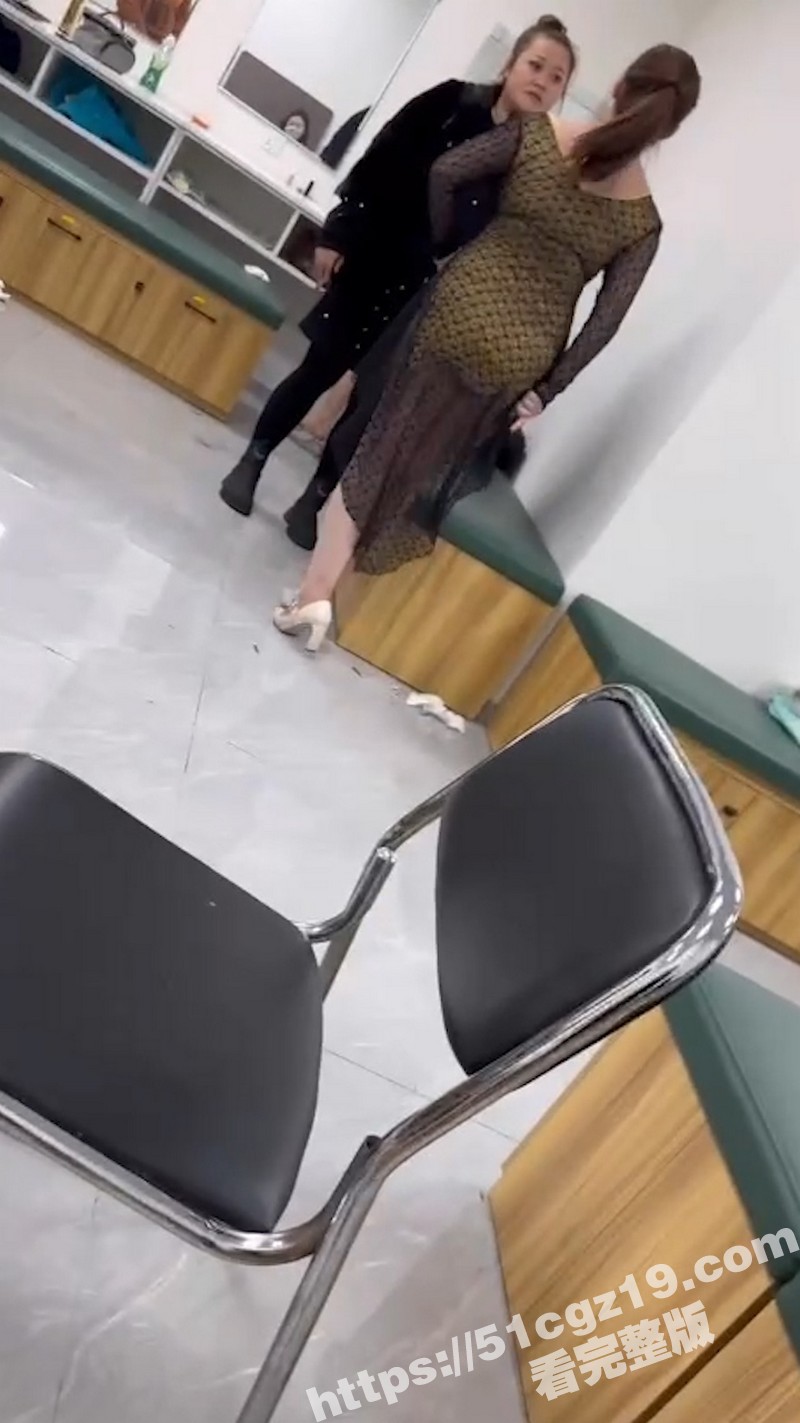 公关室中年妇女露奶吵架 顶着两颗巨大的奶子疯狂对骂 少妇这奶子都快甩飞了！ - 51吃瓜网-51吃瓜网