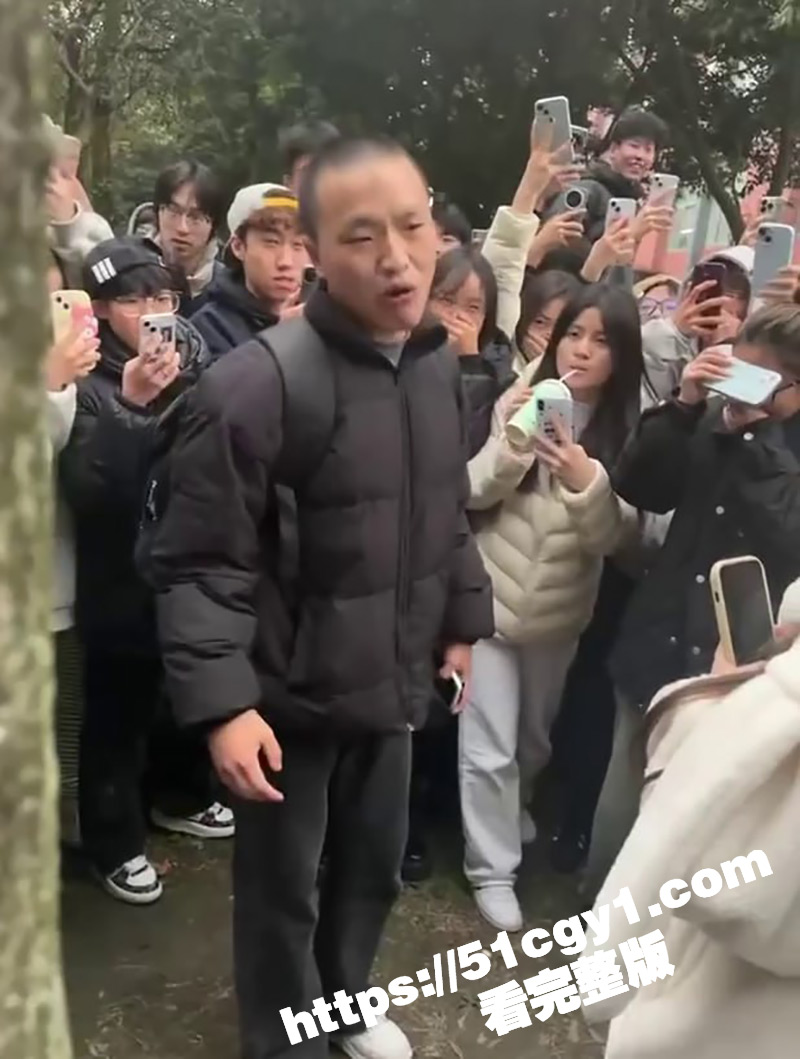 成都托普学院 纯爱战神被绿 现场哭诉导致大量学生围观嘲笑！ 25年第一位纯爱战士应声倒地！ - 51吃瓜网-51吃瓜网