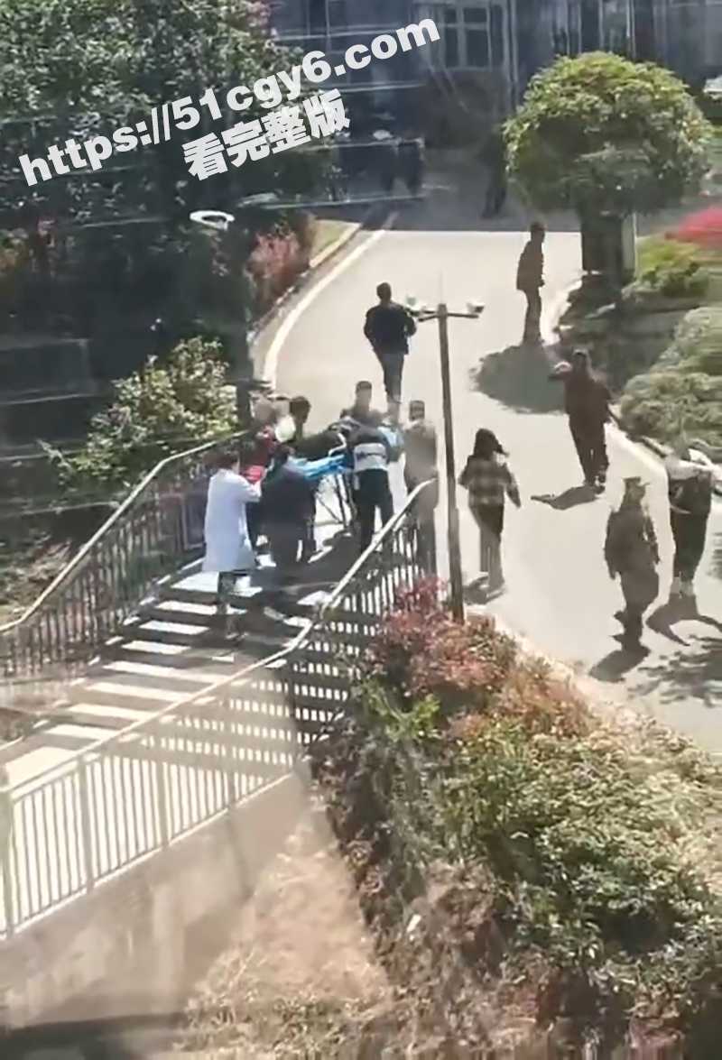 惊爆荒淫大瓜 重庆璧山职高校花被4男教室群P干晕 送医救治现场视频曝光 震惊全网 - 51吃瓜网-51吃瓜网