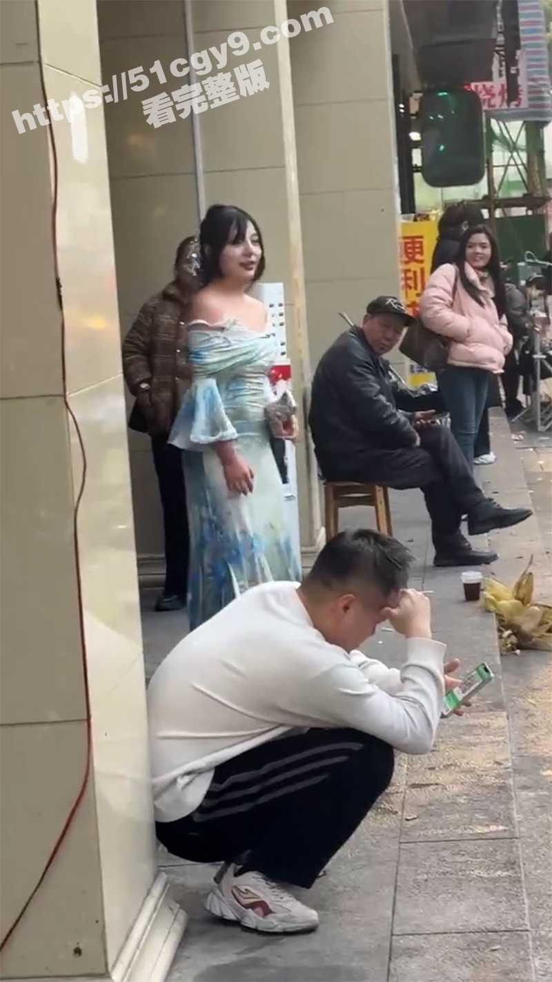 长沙解放西路 嫩妹网红邀请路人拍段子 谁知哥们儿上来对着大奶一顿抓！ - 51吃瓜网-51吃瓜网