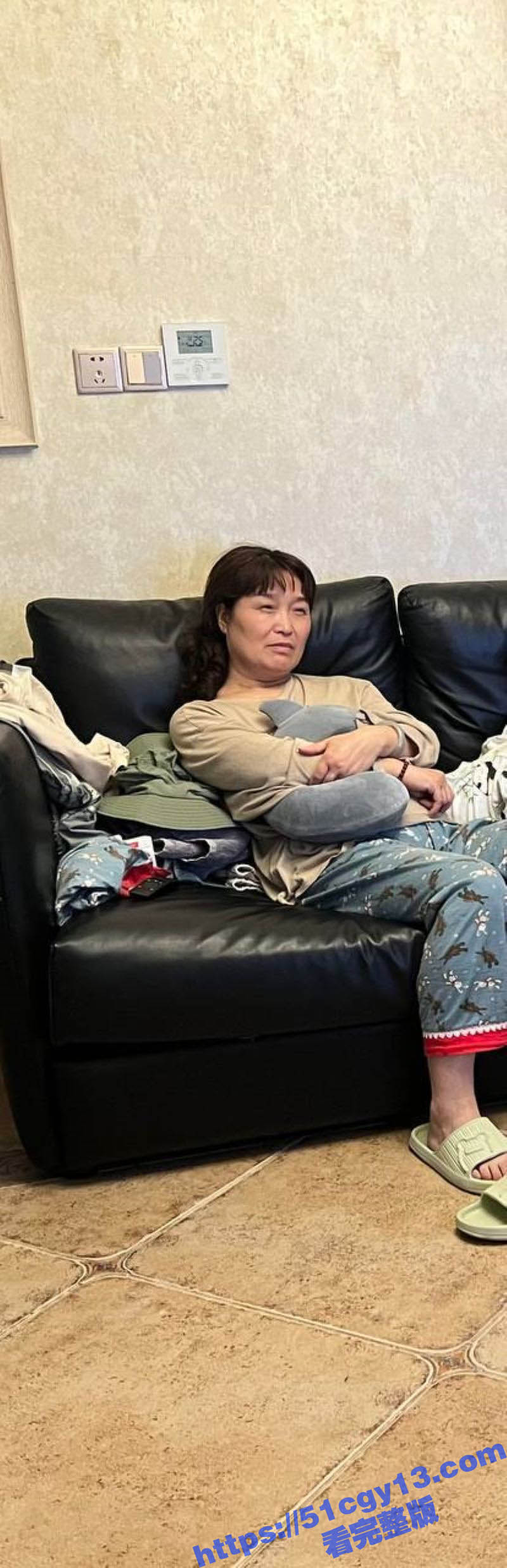 大神真实偷拍自己的亲妈尿尿 多角度展示黑鲍 竟还偷妈妈的内衣裤打飞机 太炸裂了！ - 51吃瓜网-51吃瓜网