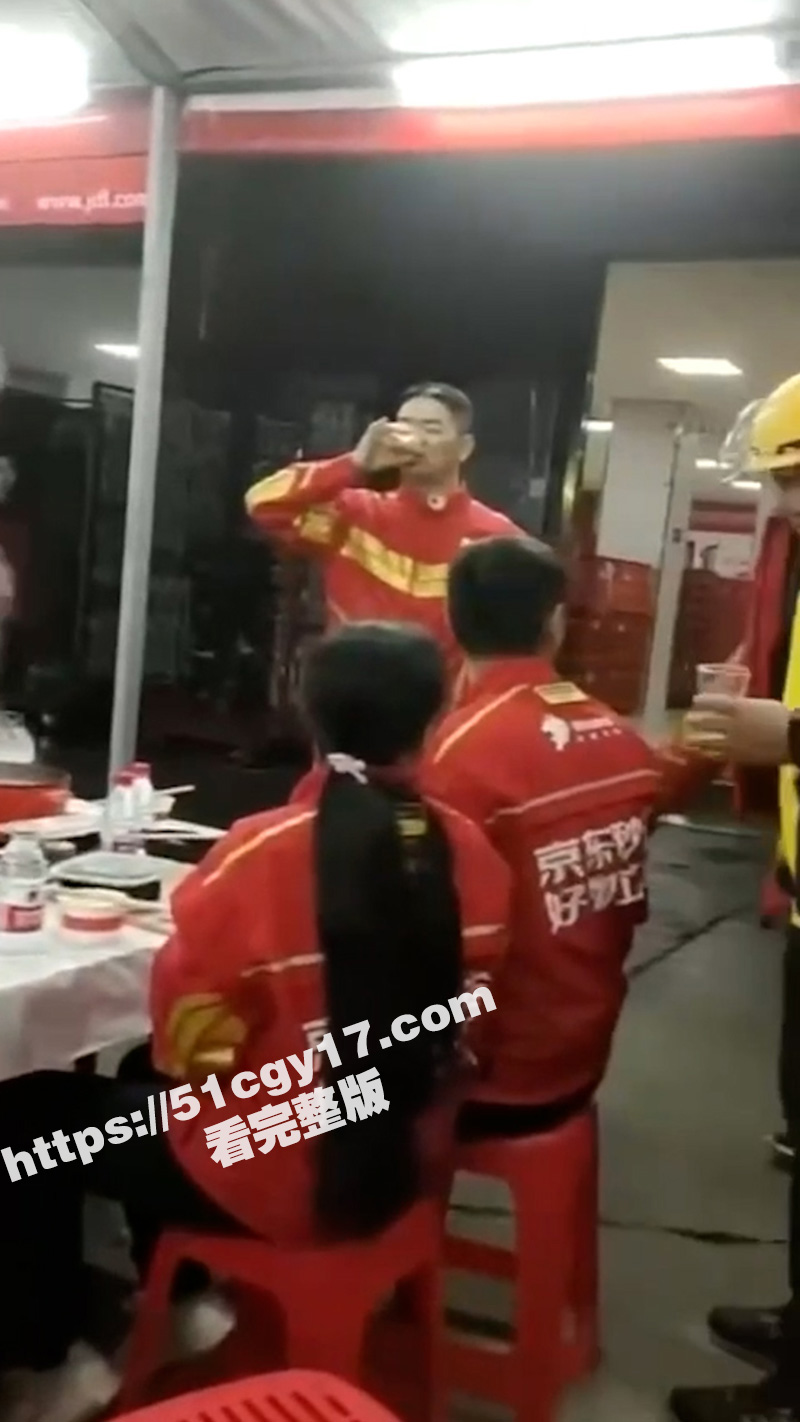 瓜友晚上吃火锅 一个四五十岁的老外卖员 喝了点酒就在吹牛逼 大家看看有认识的么？ - 51吃瓜网-51吃瓜网