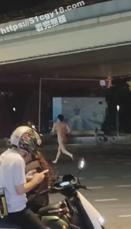 男子深夜全裸大街狂奔 与帽子叔叔上演猫抓老鼠戏码 一个闪身直接让帽子叔叔摔地上 这是哪位瓜友身手如此了得？-51吃瓜网