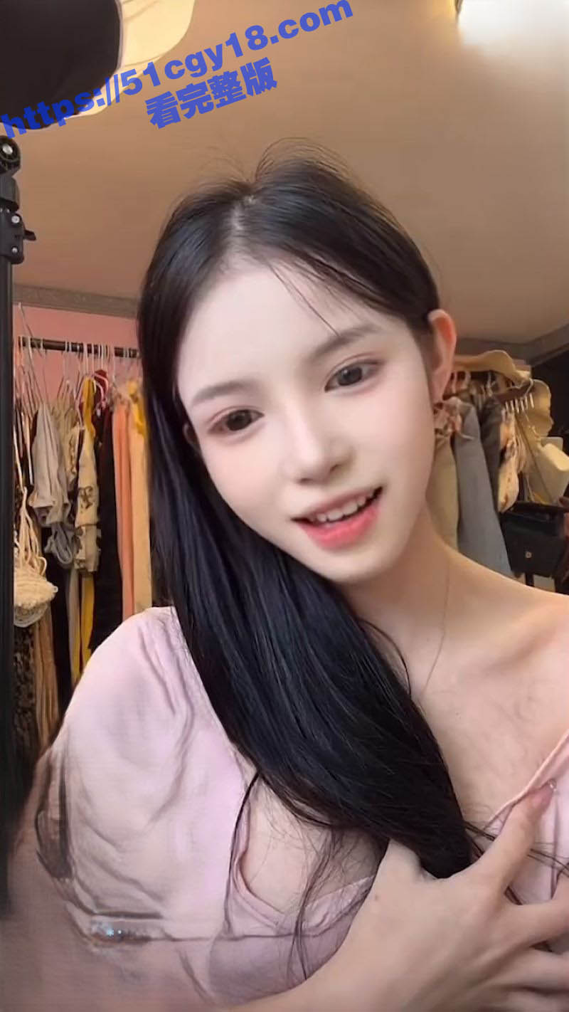 抖音嫩妹真空带货 胸前凸点清晰可见 性感曲线引爆流量！ 现在连卖内衣都这么卷了吗？ - 51吃瓜网-51吃瓜网