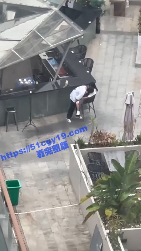 情侣当众发骚！男友大庭广众下给女友抠逼 高潮抽搐视频引爆全网！-51吃瓜网