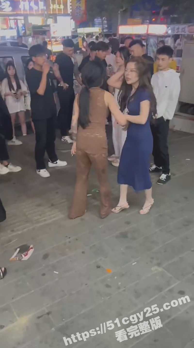 喜闻乐见的精神小妹干架现场 扯头发拽胸罩扒裤衩 各种手法都用上了 场面一片混乱！ - 51吃瓜网-51吃瓜网